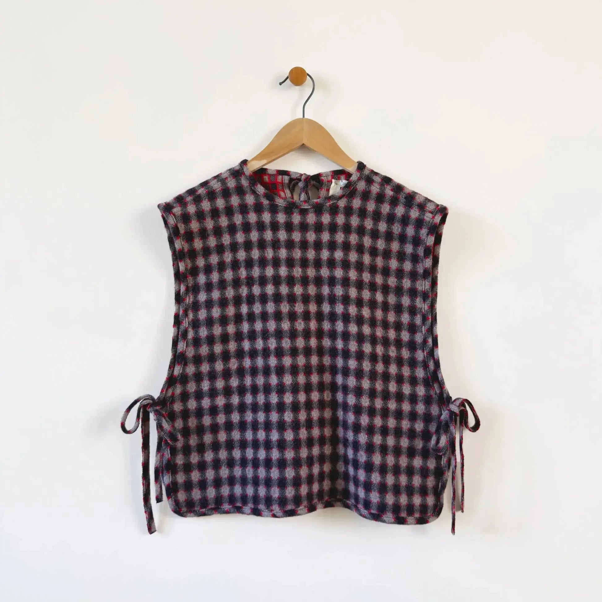 Strik Vest in Burgundy Check-Sweater-Eleph-eugenienewport